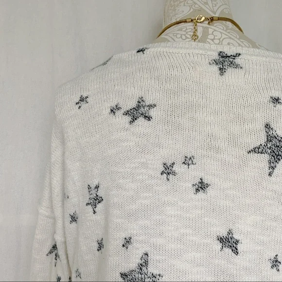 Hollister // White Open Knit Sweater Grey Stars All Over Long Sleeves Medium - Picture 6 of 10